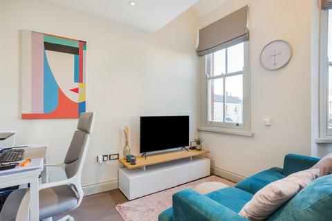 2 bedroom flat for sale, Hillcrest Road, London, W3