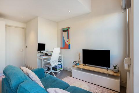 2 bedroom flat for sale, Hillcrest Road, London, W3