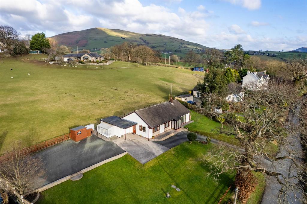 Llanrhaeadr Ym Mochnant, Oswestry 3 bed detached bungalow for sale £