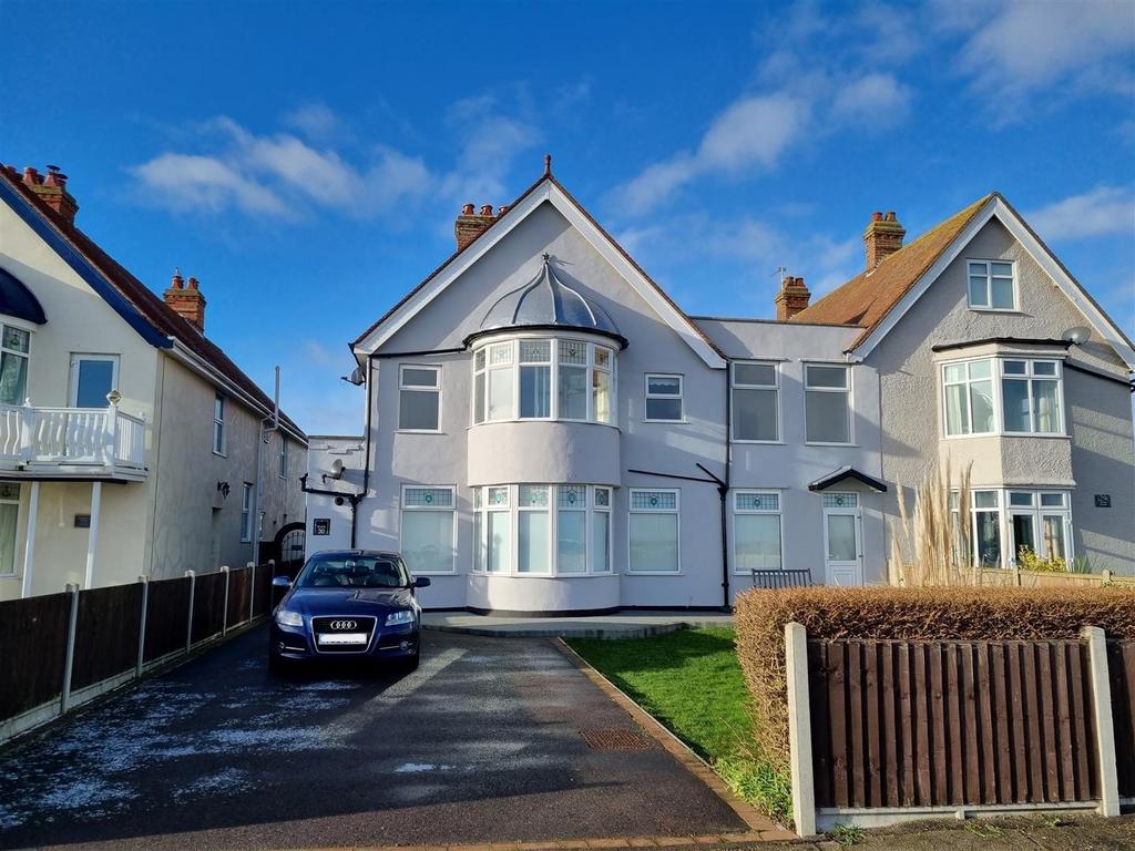 Marine Parade, Gorleston, 2 bed flat for sale £250,000