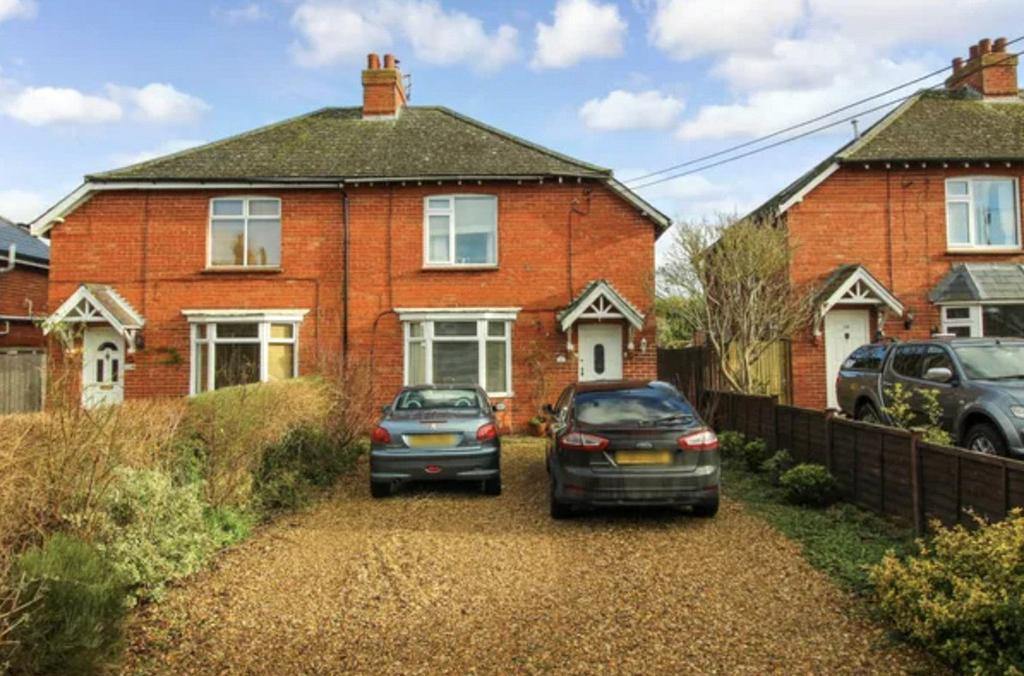 Highworth, Swindon SN6 3 bed semidetached house to rent £1,500 pcm