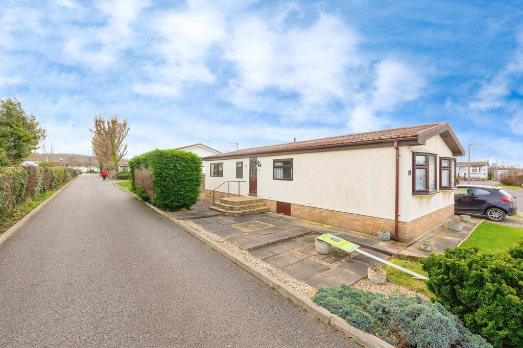 Briar Bank Park, Bedfordshire, MK45 2 bed park home for sale £160,000
