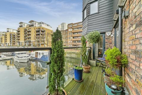 4 bedroom semi-detached house to rent - Mews Street, London, E1W