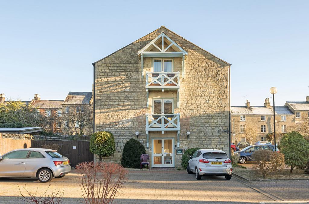 Tower Street, Cirencester, Gloucestershire, GL7 3 bed apartment for