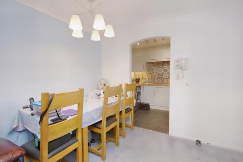 1 bedroom retirement property for sale, Farm Close, Staines-upon-Thames TW18
