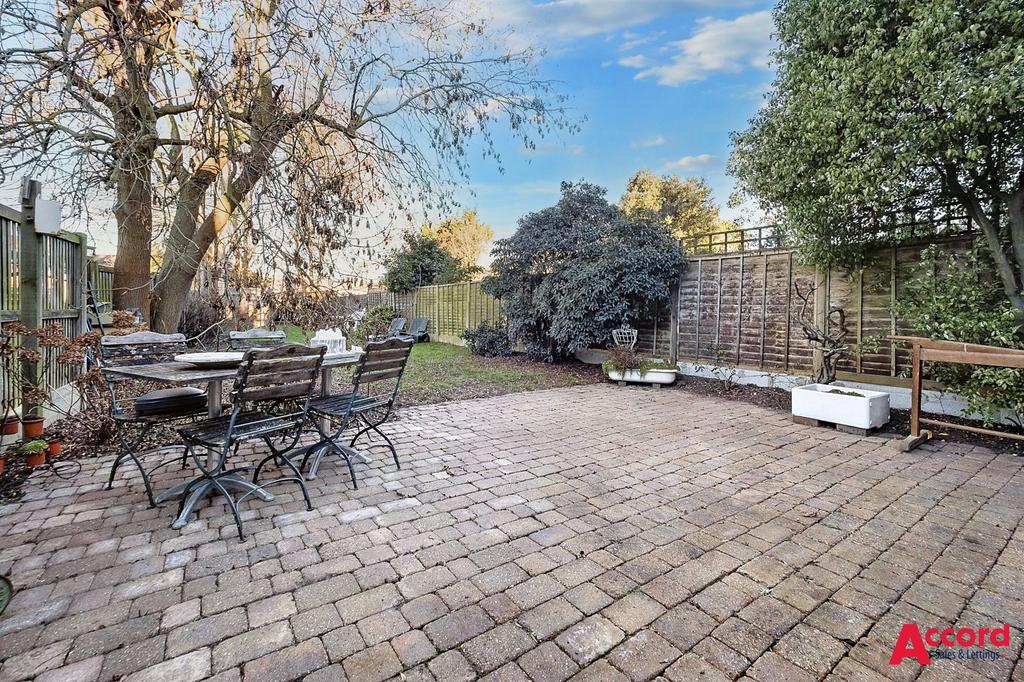 Chase Cross Road, Romford, RM5 3 bed end of terrace house for sale £