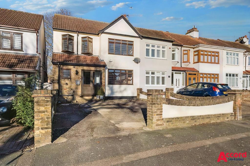 Chase Cross Road, Romford, RM5 3 bed end of terrace house for sale - £ ...