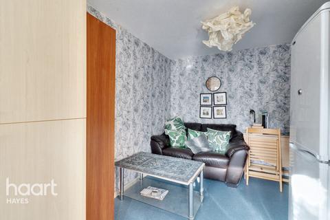 19 Greatfields Drive, Uxbridge, UB8 3QN