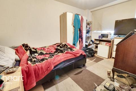 19 Greatfields Drive, Uxbridge, UB8 3QN