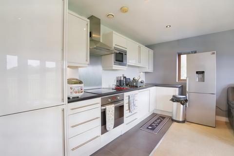 2 bedroom flat for sale, Grimescar Road, Huddersfield HD2