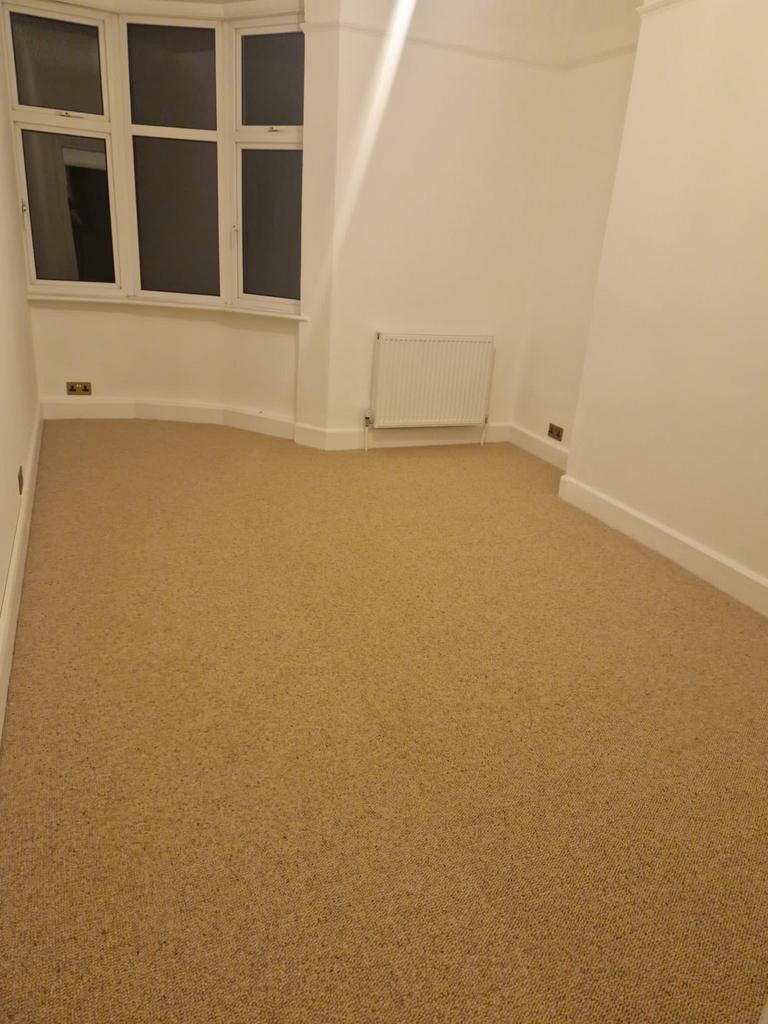 Magdalen Road, BexhillonSea TN40 3 bed flat £1,300 pcm (£300 pw)
