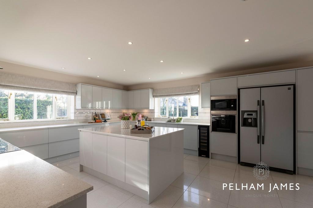 Castle Bytham Road, Swayfield NG33 5 bed detached house for sale £