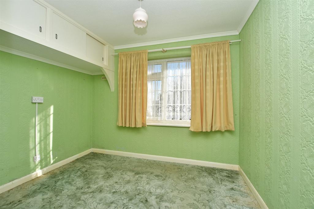Dignals Close, Rainham, Gillingham, Kent 2 bed semidetached bungalow