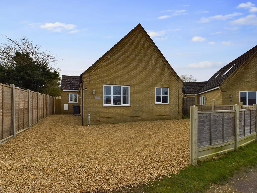 Low Road, Kings Lynn PE34 3 bed detached bungalow for sale - £260,000