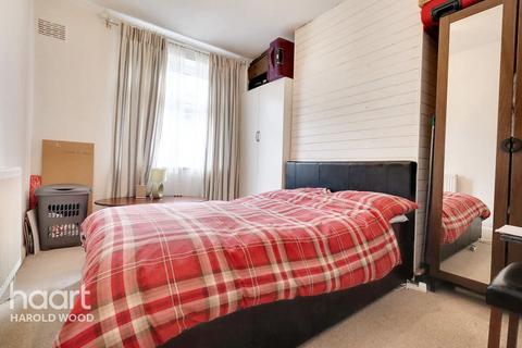 2 bedroom maisonette for sale, Avenue Road, Romford