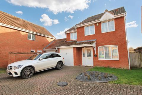 4 bedroom detached house to rent, Swallow Tail Close, Norwich NR5