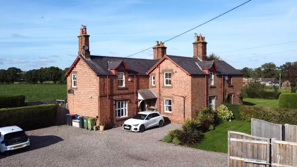 Wrexham Road, Pulford, CH4 4 bed semidetached house for sale £600,000