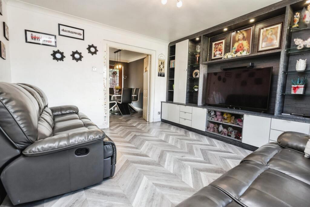 18 greetville close frontage lounge.jpeg