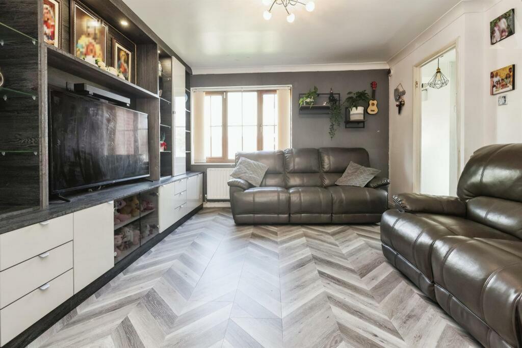 18 greetville close frontage lounge2.jpeg