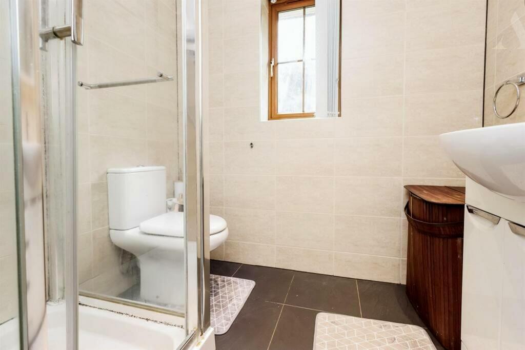 18 greetville close bathroom.jpeg