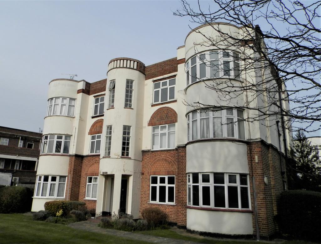 Springfield Gardens, Upminster RM14 2 bed apartment for sale £300,000