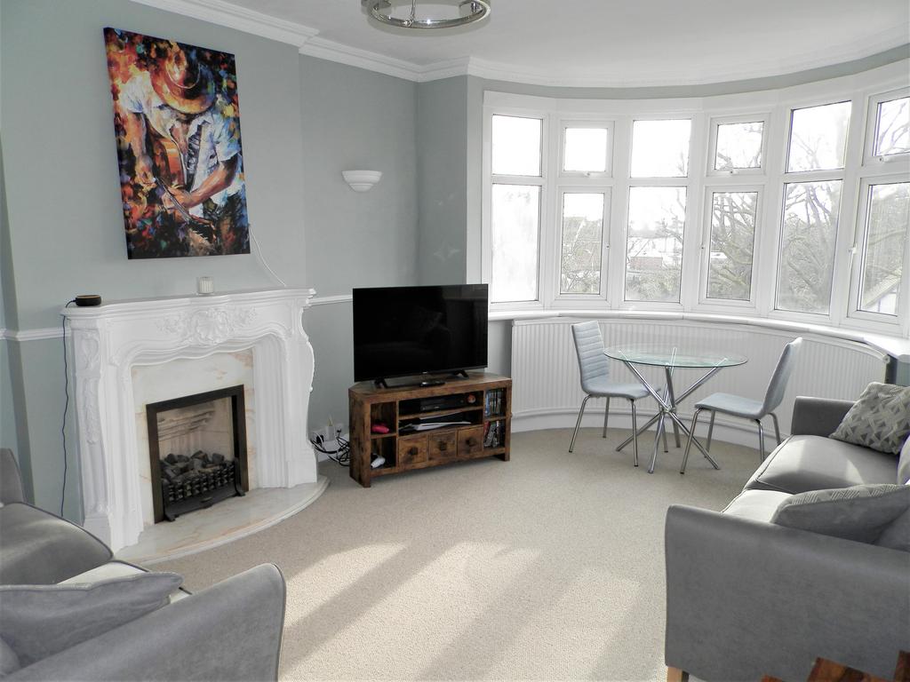 Springfield Gardens, Upminster RM14 2 bed apartment for sale £300,000
