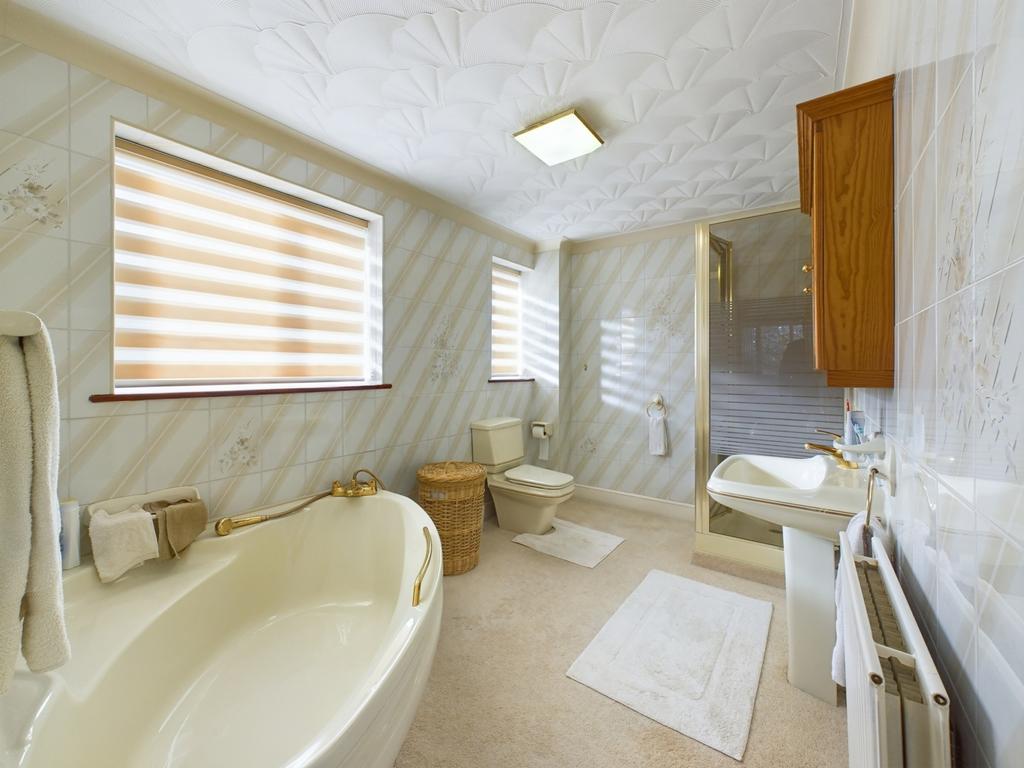 Ensuite to Bedroom 1
