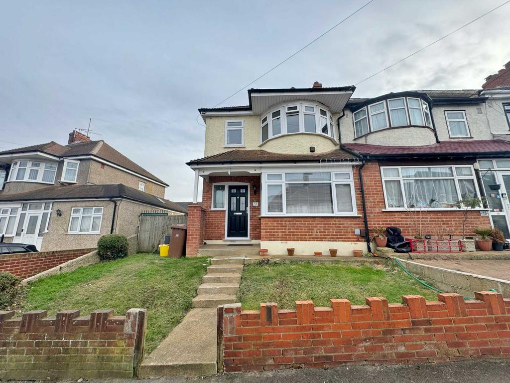 Blenheim Avenue, Chatham 3 bed end of terrace house to rent £1,400