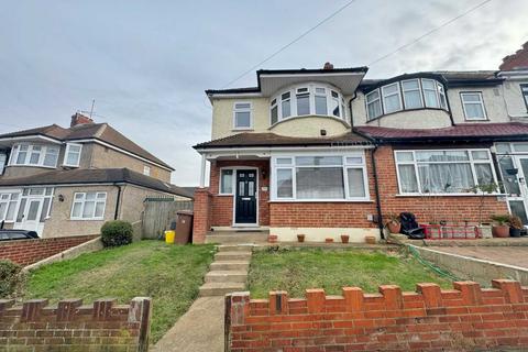 3 bedroom end of terrace house to rent, Blenheim Avenue, Chatham