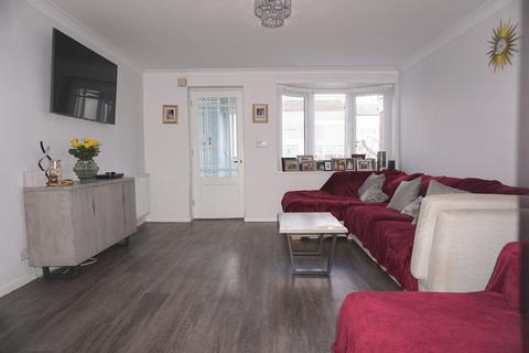 15 Angus Close, Chessington, KT9 2BW