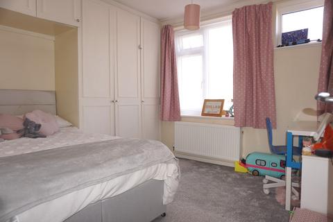 15 Angus Close, Chessington, KT9 2BW