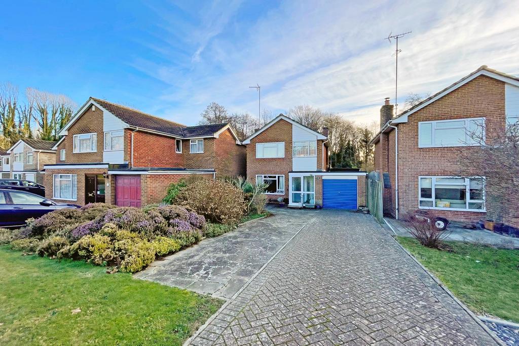 Shepherds Walk, Hassocks, West Sussex, BN6 8EA 3 bed detached house for