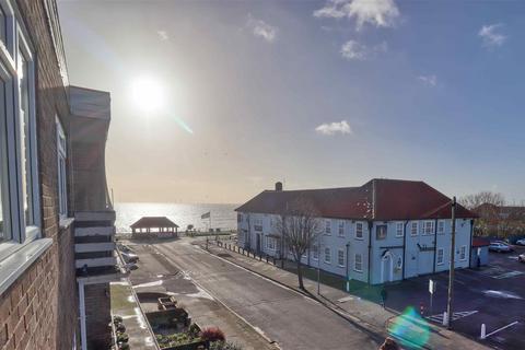 2 bedroom apartment for sale, Kings Avenue, Holland on Sea CO15