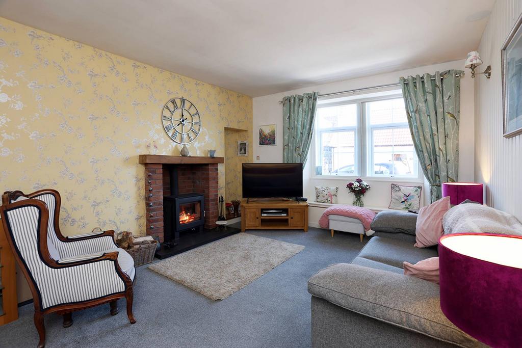 17 Main Street, Dunshalt, Cupar, KY14 7EU 2 bed semidetached bungalow for sale £225,000