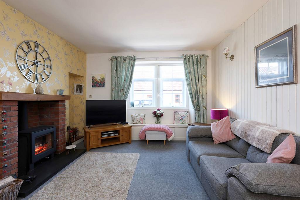 17 Main Street, Dunshalt, Cupar, KY14 7EU 2 bed semidetached bungalow for sale £225,000