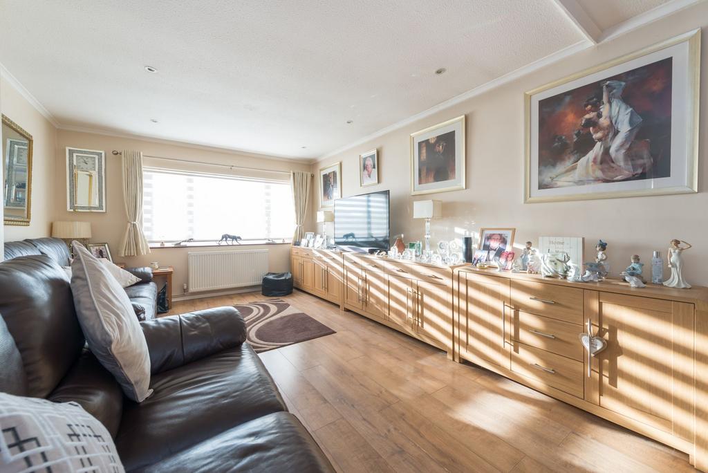 Walmer Gardens, Ramsgate, CT12 4 bed detached bungalow for sale £465,000