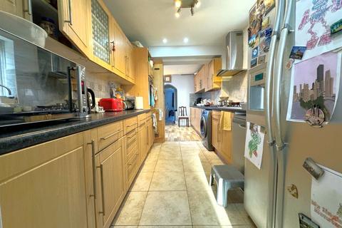 4 bedroom semi-detached house for sale, Uxbridge Road, Hayes, Greater London, UB4