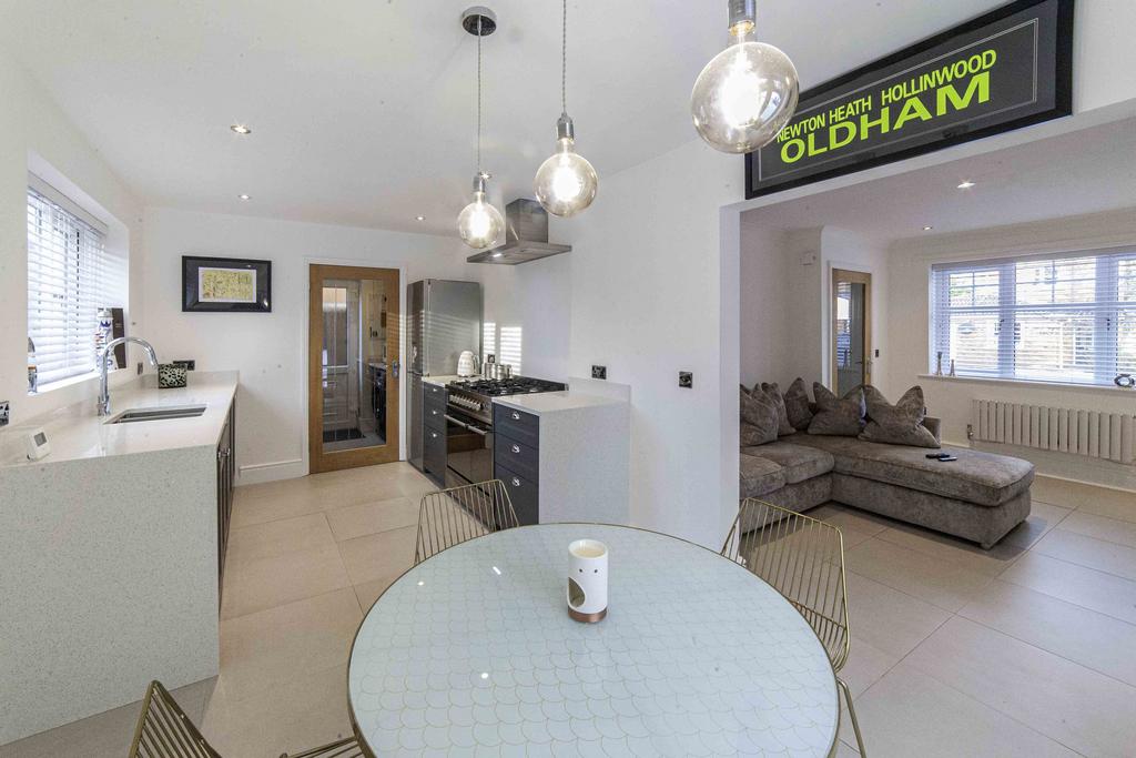 Maltby Court, Lees, Oldham, OL4 3 bed detached house £325,000