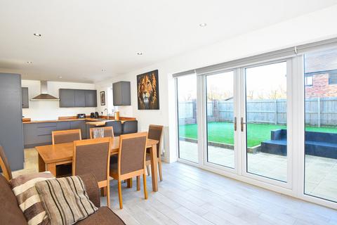 4 bedroom detached house for sale - Whinney Close, Harrogate