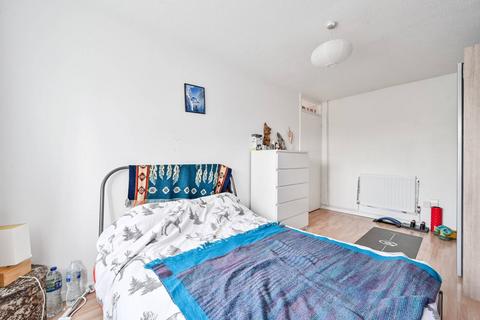 3 bedroom bungalow for sale - Birch Close, E16, Canning Town, London, E16