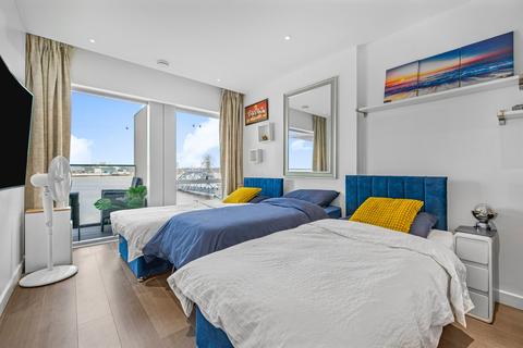 2 bedroom flat to rent, Cutter Lane, London