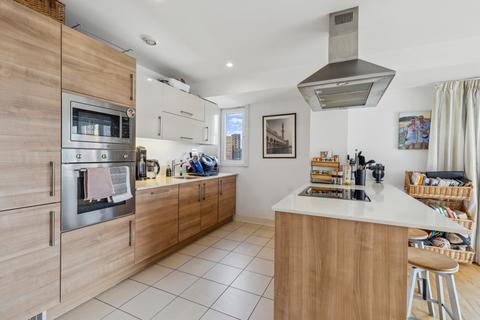 2 bedroom flat for sale - Cornell Square, London
