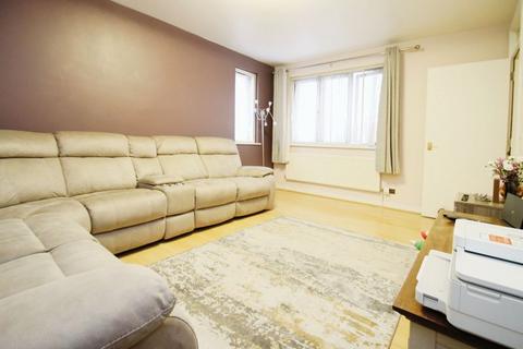 2 bedroom apartment for sale, Hollydale Close, Northolt