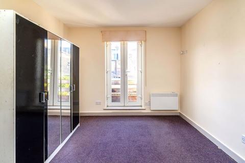 Studio to rent, Arminger Road, London