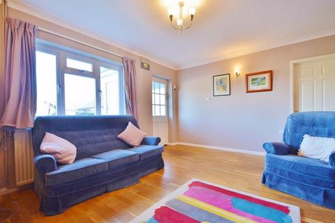 18 Ludsden Grove, Thame, OX9 3BZ