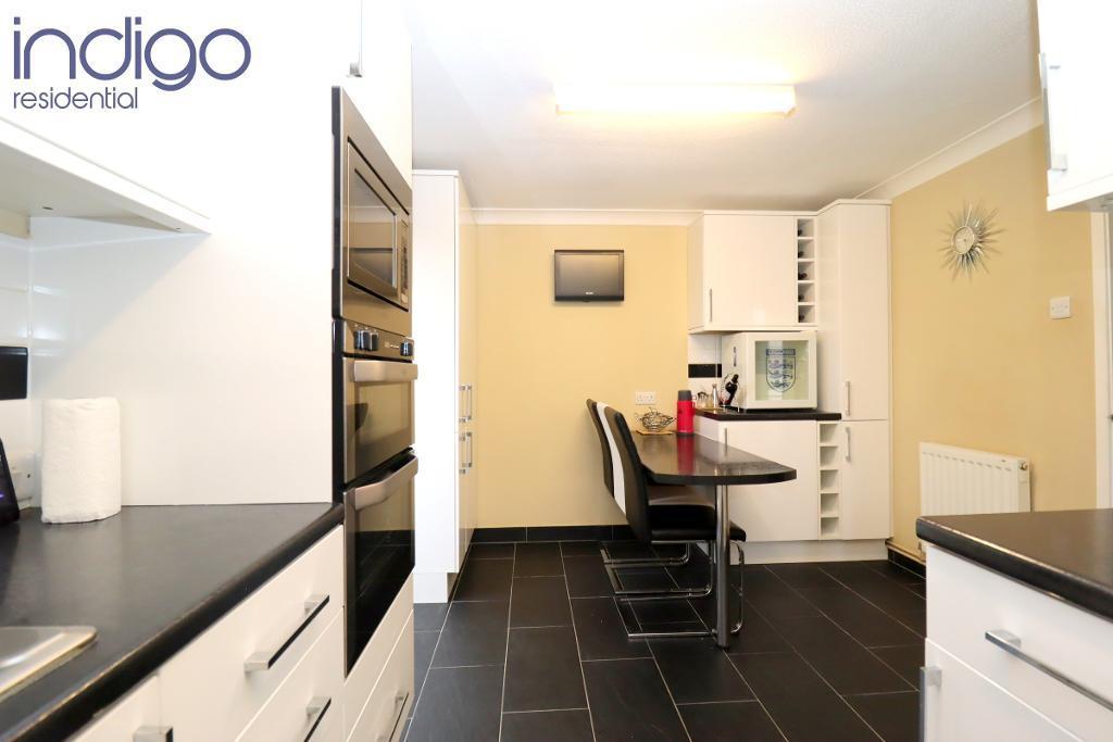 Heacham Close, Birds Estate, Luton, Bedfordshire, LU4 0YJ 3 bed end of