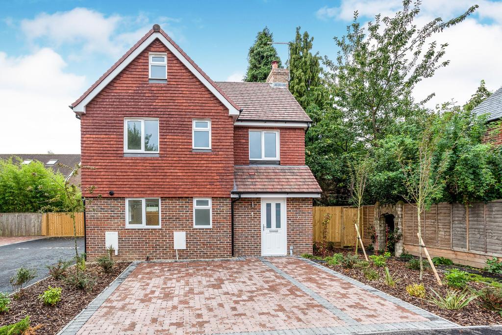 Off College Road, Ardingly 3 bed detached house £1,650 pcm (£381 pw)
