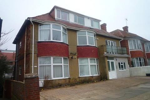 2 bedroom flat to rent, Nizells Avenue, Hove