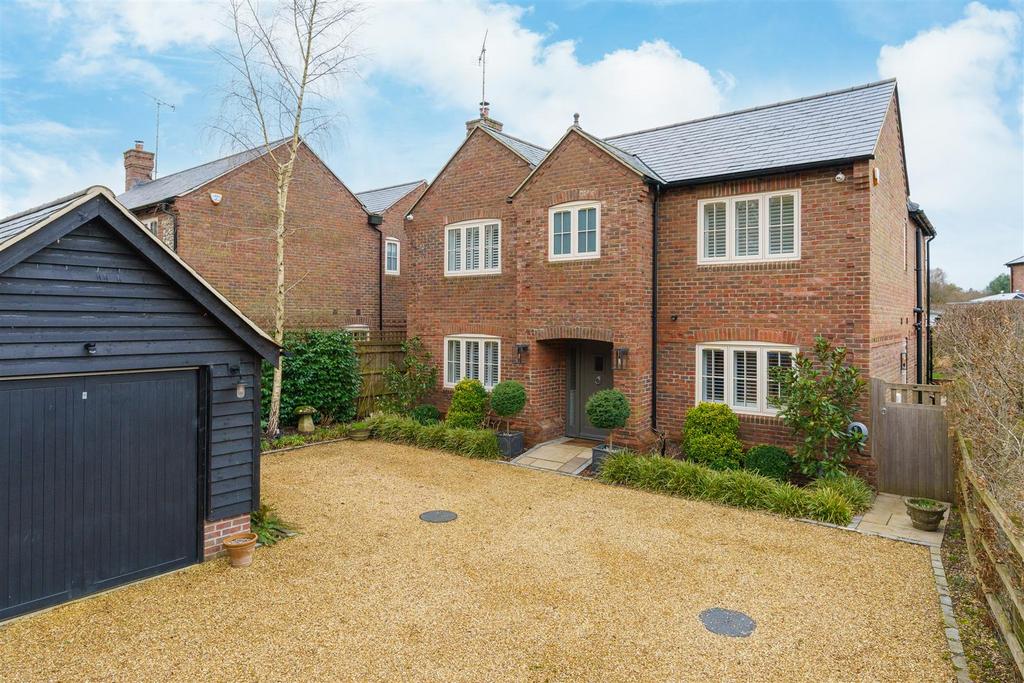 Taylors Lane, St. Leonards, Tring 4 bed detached house for sale £