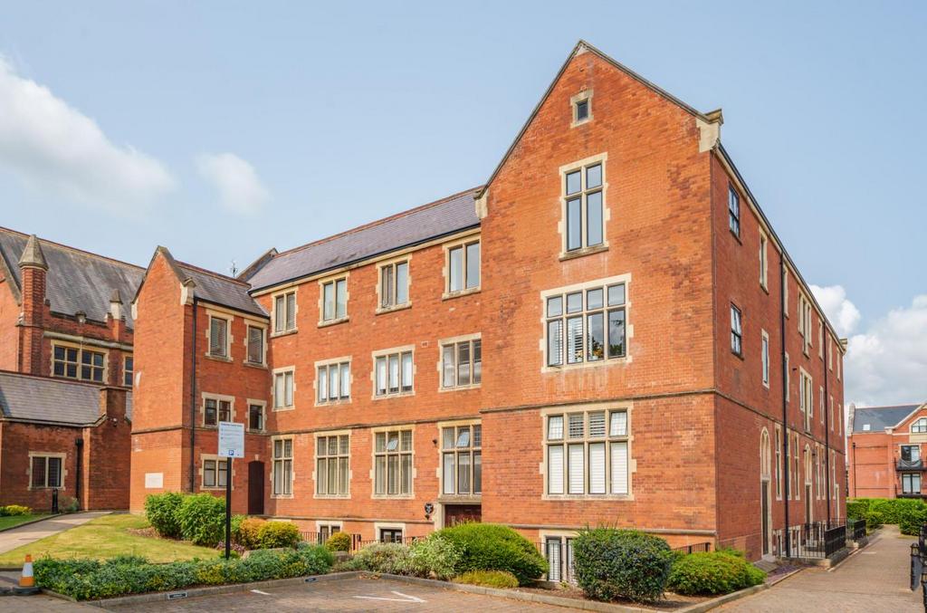 King Edward Place, Bushey WD23 2 bed flat £460,000